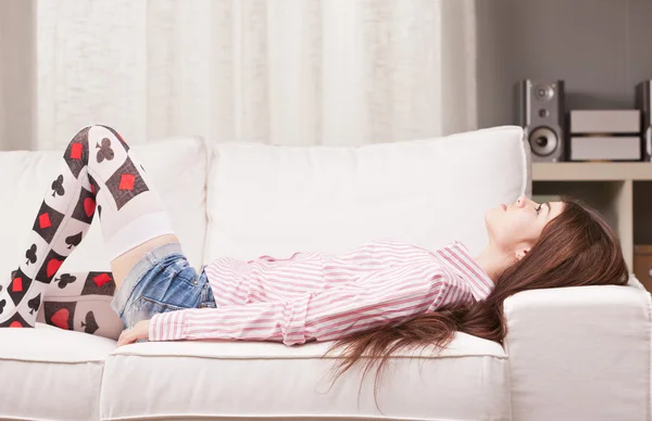 Denken oder schlafen hübsches Mädchen auf ihrem Sofa — Stockfoto