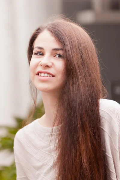 Ao lado menina da porta sorrindo em sua sala de estar — Fotografia de Stock