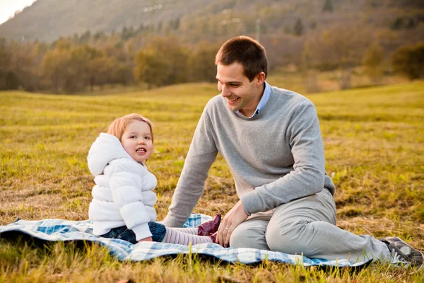 Father and his little daughter in a pic nick — Stock Photo, Image