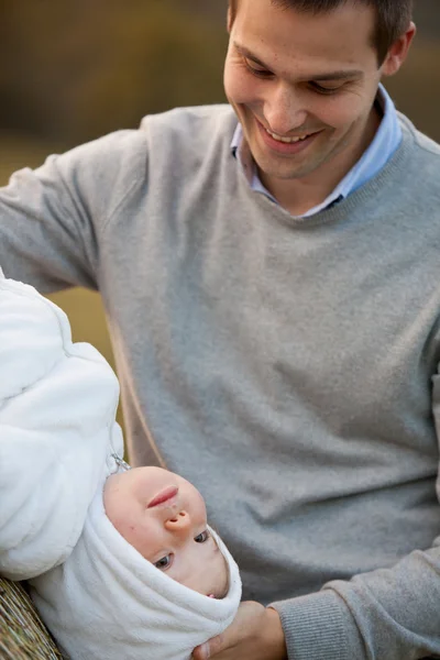 Papà ama la sua piccola figlia e la lascia giocare — Foto Stock