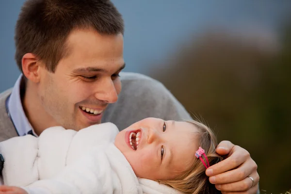 Geluk is een vader betoverd door zijn dochtertje — Stockfoto