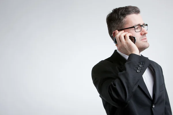 Ο άνθρωπος των επιχειρήσεων τηλεφωνεί με ένα κινητό — Φωτογραφία Αρχείου