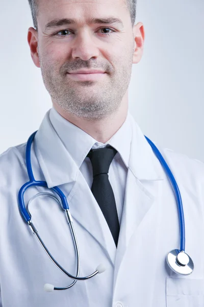 Zelf vertrouwen beschikbaar arts in witte jas — Stockfoto