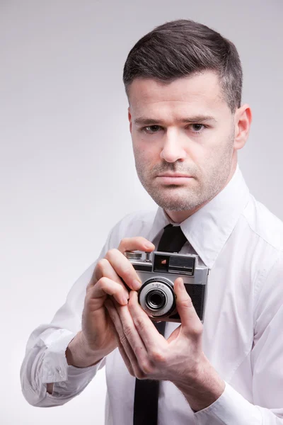 Fotografo con una fotocamera analogica vecchio stile scatto phot — Foto Stock