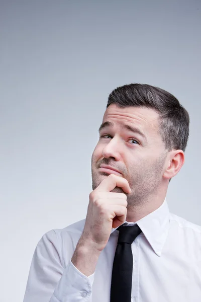 Hombre evaluando problemas y soluciones —  Fotos de Stock