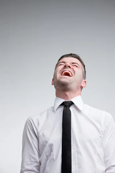 Uomo ridendo ad alta voce con una cravatta — Foto Stock