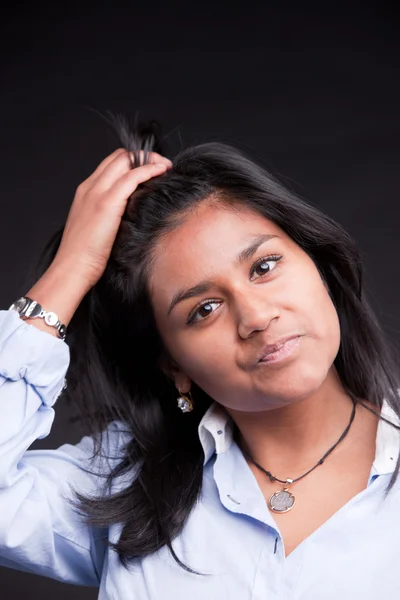 Portrét pěkné indická dívka s úsměvem — Stock fotografie