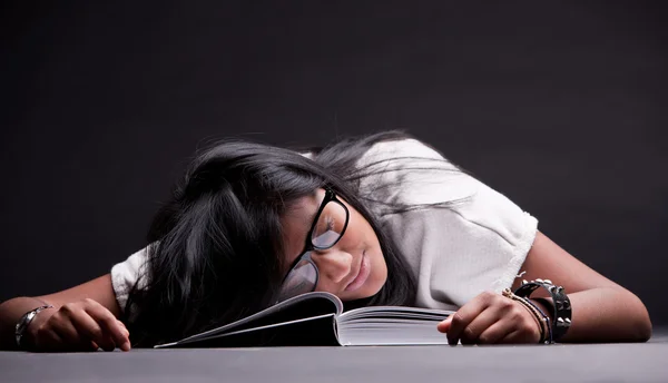 Indisches Mädchen schläft müde vom Lernen — Stockfoto