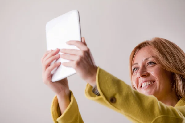 Szép szőke nő használ egy tabletta — Stock Fotó