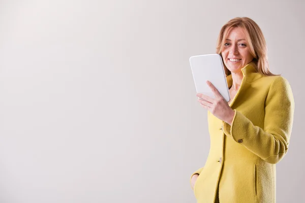 Mooie blonde vrouw met behulp van een Tablet PC — Stockfoto