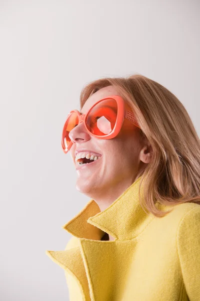 Glückliche blonde Frau mit seltsamer Sonnenbrille — Stockfoto