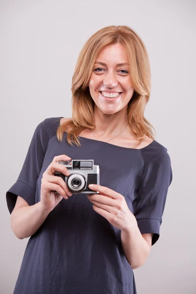 Glückliche Fotografin lächelt Ihnen zu — Stockfoto