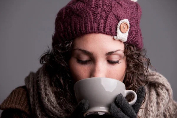 Frau mit einem Becher Heißgetränk — Stockfoto