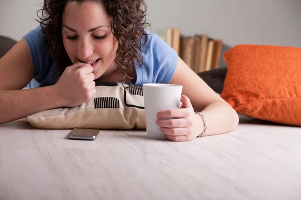 Menina esperando algo por seu telefone celular — Fotografia de Stock