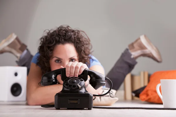 Meisje antwoordende telefoon in een haast — Stockfoto