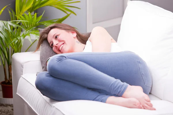 Laughing and discussing on a sofa — Stock Photo, Image