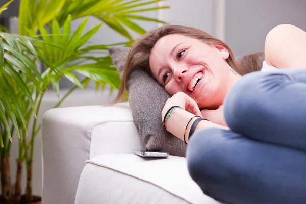 Lachen en bespreken op een sofa — Stockfoto