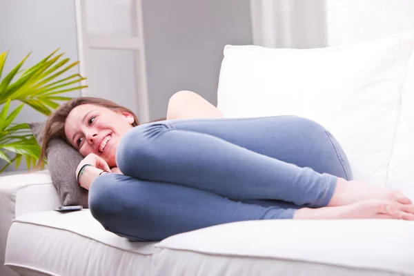 Lachen en bespreken op een sofa — Stockfoto