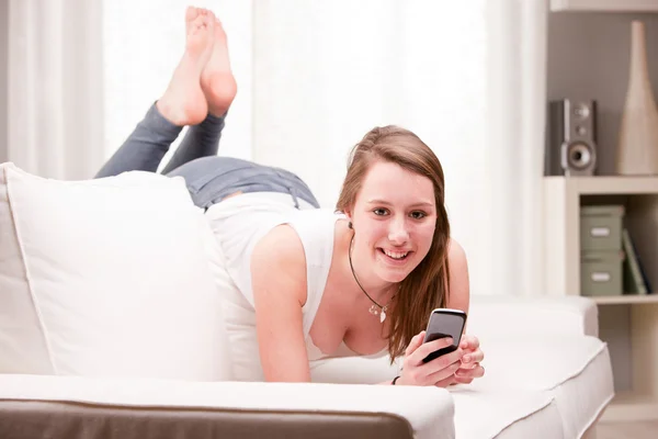 Uśmiechnięte dziewczyny przy użyciu telefonu — Zdjęcie stockowe