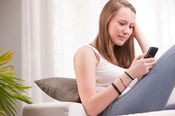 Menina focada em mensagens de texto com celular — Fotografia de Stock