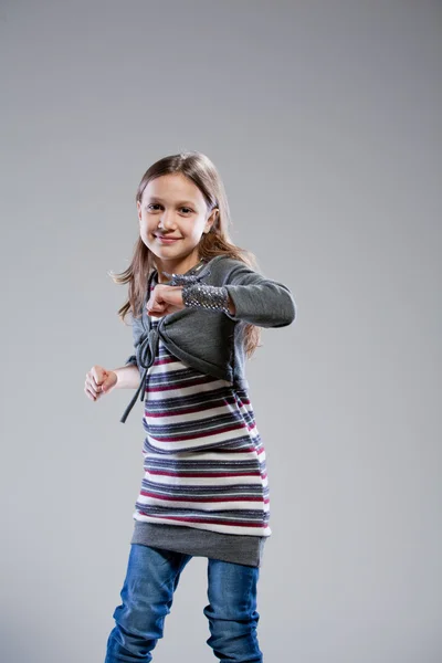 어린 소녀는 중립 배경에서 춤을 — 스톡 사진