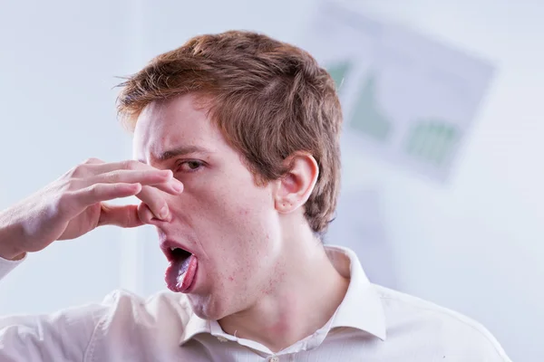 Büroangestellter äußert seine völlige Enttäuschung — Stockfoto