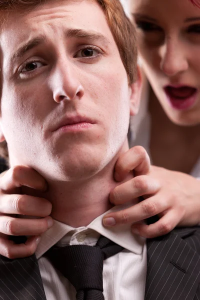 Мужчина против женщины раздражает на рабочем месте — стоковое фото
