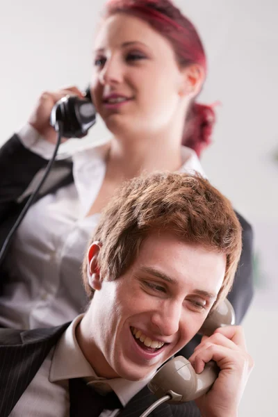 Podnikatelé v call centru s telefony — Stock fotografie