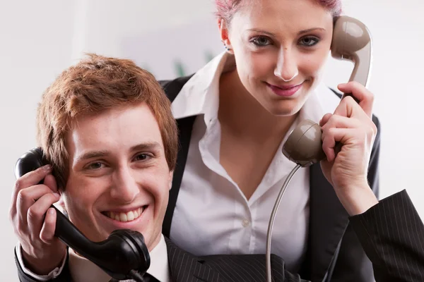 Büroangestellte in einem Call Center mit Telefonen — Stockfoto