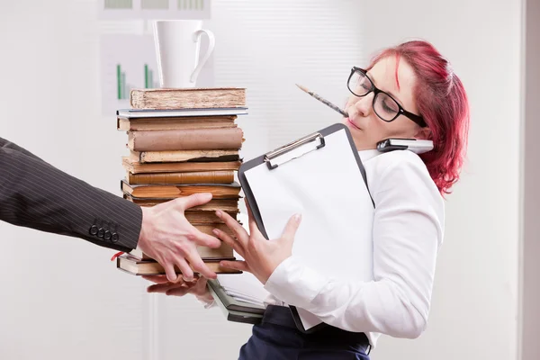 Mann überlastet Kollegin mit Arbeit — Stockfoto