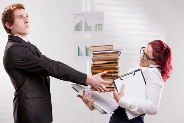 Homme surcharge collègue avec le travail — Photo