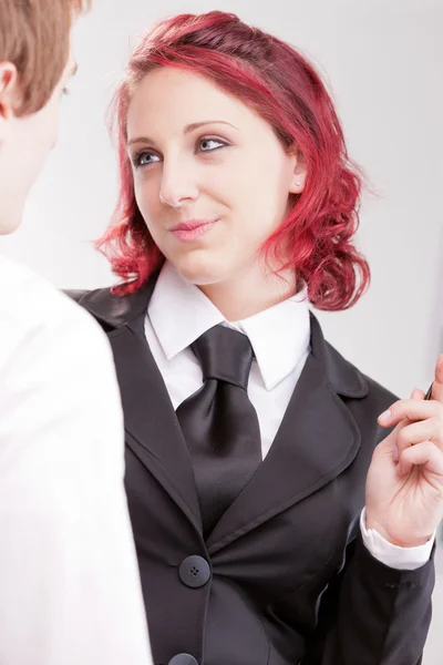 Kantoorpersoneel flirten op de werkplek — Stockfoto
