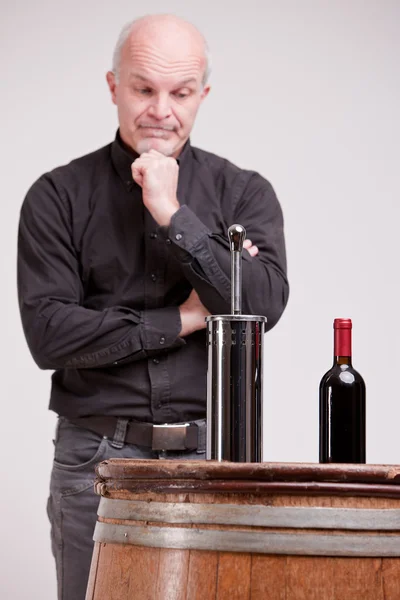 Doubtful man about wine quality controls — Stock Photo, Image