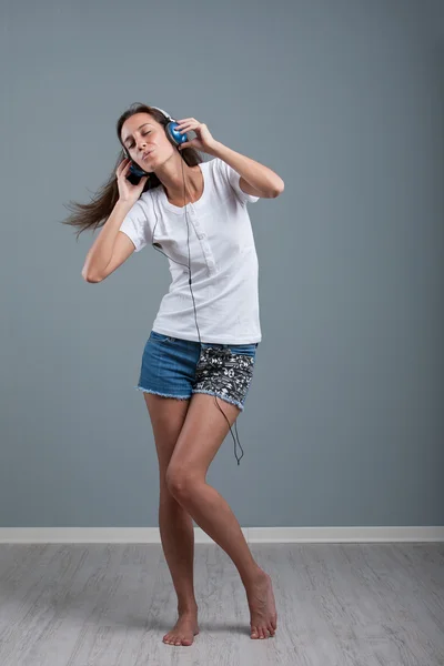 Vrouw met koptelefoon luisteren naar muziek — Stockfoto