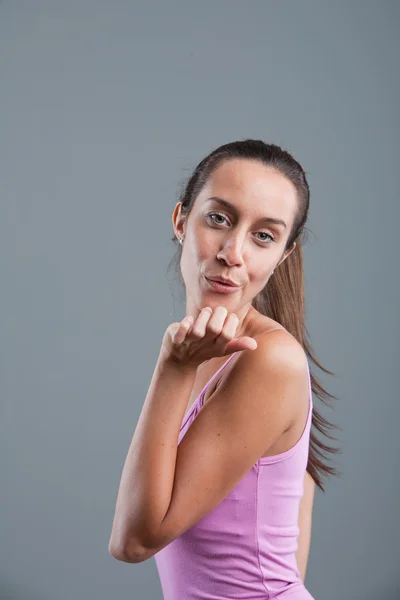 Mooie vrouw neer te kijken op u — Stockfoto