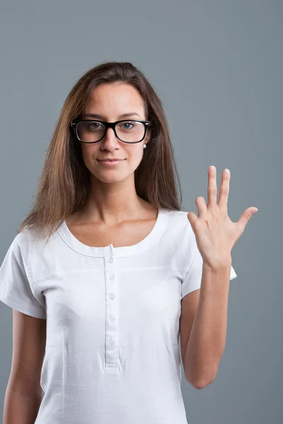 Güzel kız bir elin parmaklarıyla üç numaralı gösterilen — Stok fotoğraf