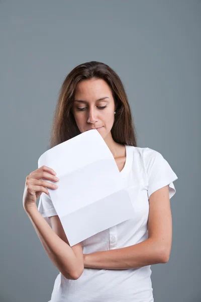 Ung kvinna orolig eller tankeväckande — Stockfoto