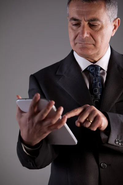 Homem velho usando um tablet digital — Fotografia de Stock