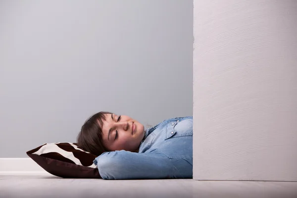 Спать спокойно на полу на подушке — стоковое фото