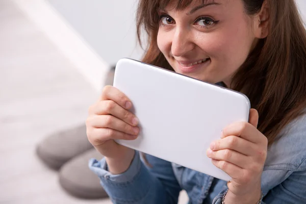 デジタル タブレットで笑顔の女性 — ストック写真