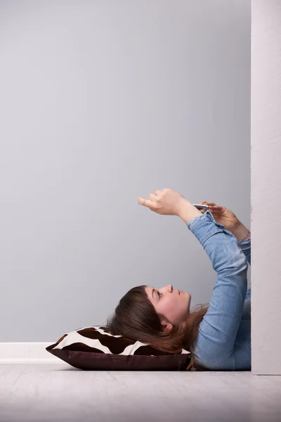 Lachende vrouw met een digitale tablet — Stockfoto