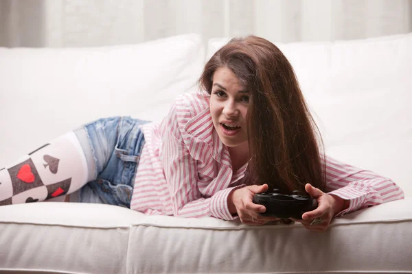 Menina bonita jogando videogames em casa — Fotografia de Stock
