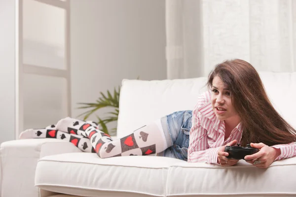 Bonita chica jugando videojuegos en casa — Foto de Stock