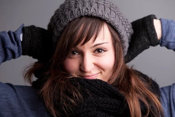 Smiling woman posing with hat and warm scarf — Stock Photo, Image