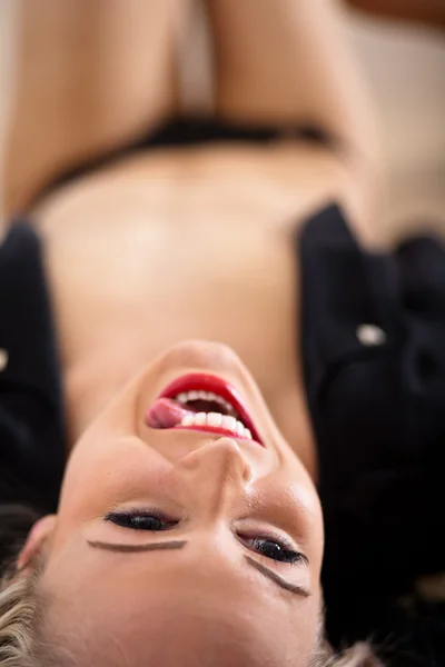 Hermosa rubia joven sexy mujer mintiendo y sonriendo —  Fotos de Stock