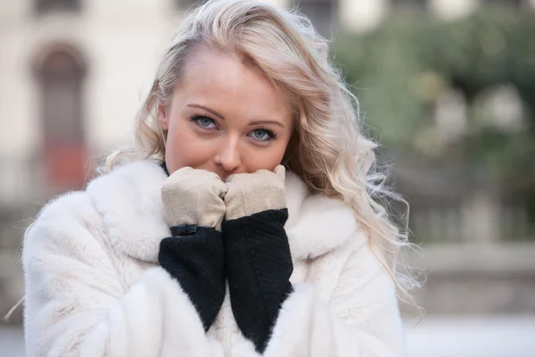 Mirada intensa de una mujer en invierno — Foto de Stock