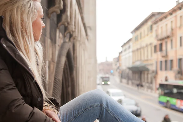 Turist kız Avrupa merdivenlerde rahatlatıcı — Stok fotoğraf