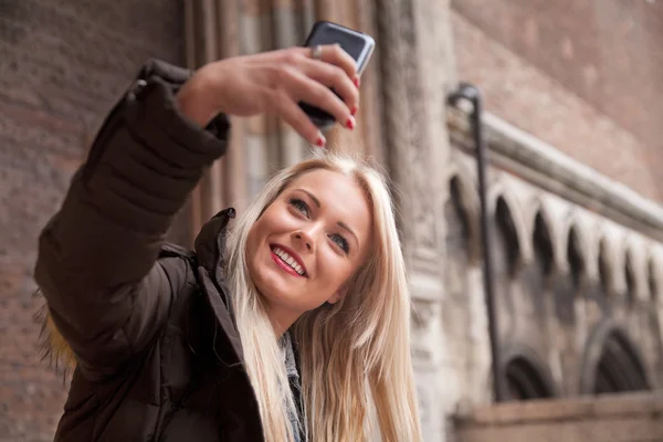 Jonge blonde vrouw nemen een selfie — Stockfoto