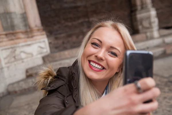 Unga blonda kvinnan tar en selfie — Stockfoto