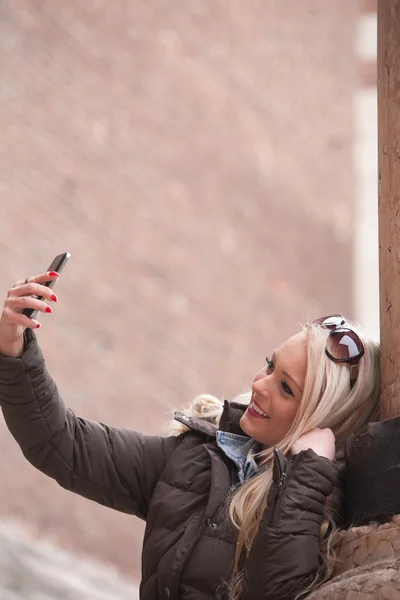 Blonda turist att göra en selfie utomhus — Stockfoto